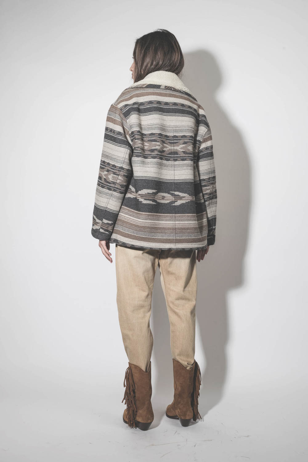 Manteau col châle fausse fourrure en laine motifs graphiques beige et écru Dorcas Marant Etoile. Porté de dos.