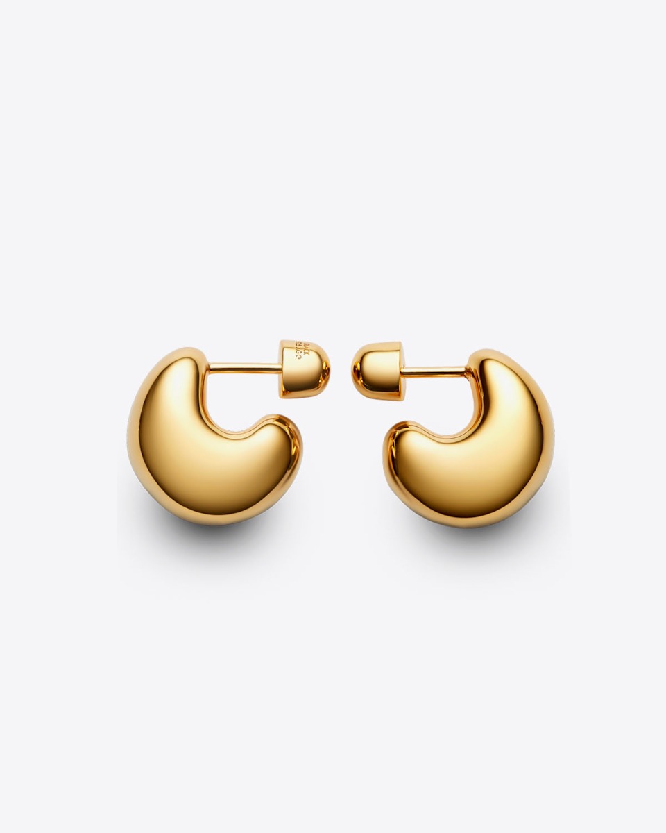 Boucles d'oreilles Tryvann Pillow Maria Black en argent plaqué or. Vendues par paire. Vue de profil.