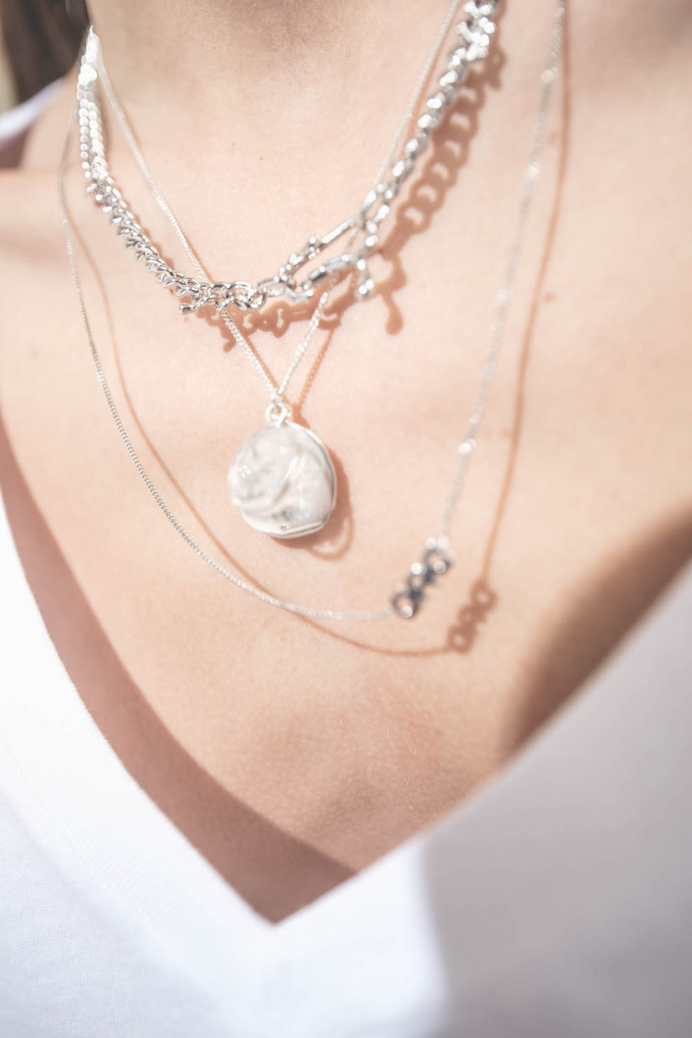 Collier chaine en argent Berline Maria Black. Porté de face en accumulation avec un collier long Dad Maria Black et un collier L'amour en argent Pascale Monvoisin.