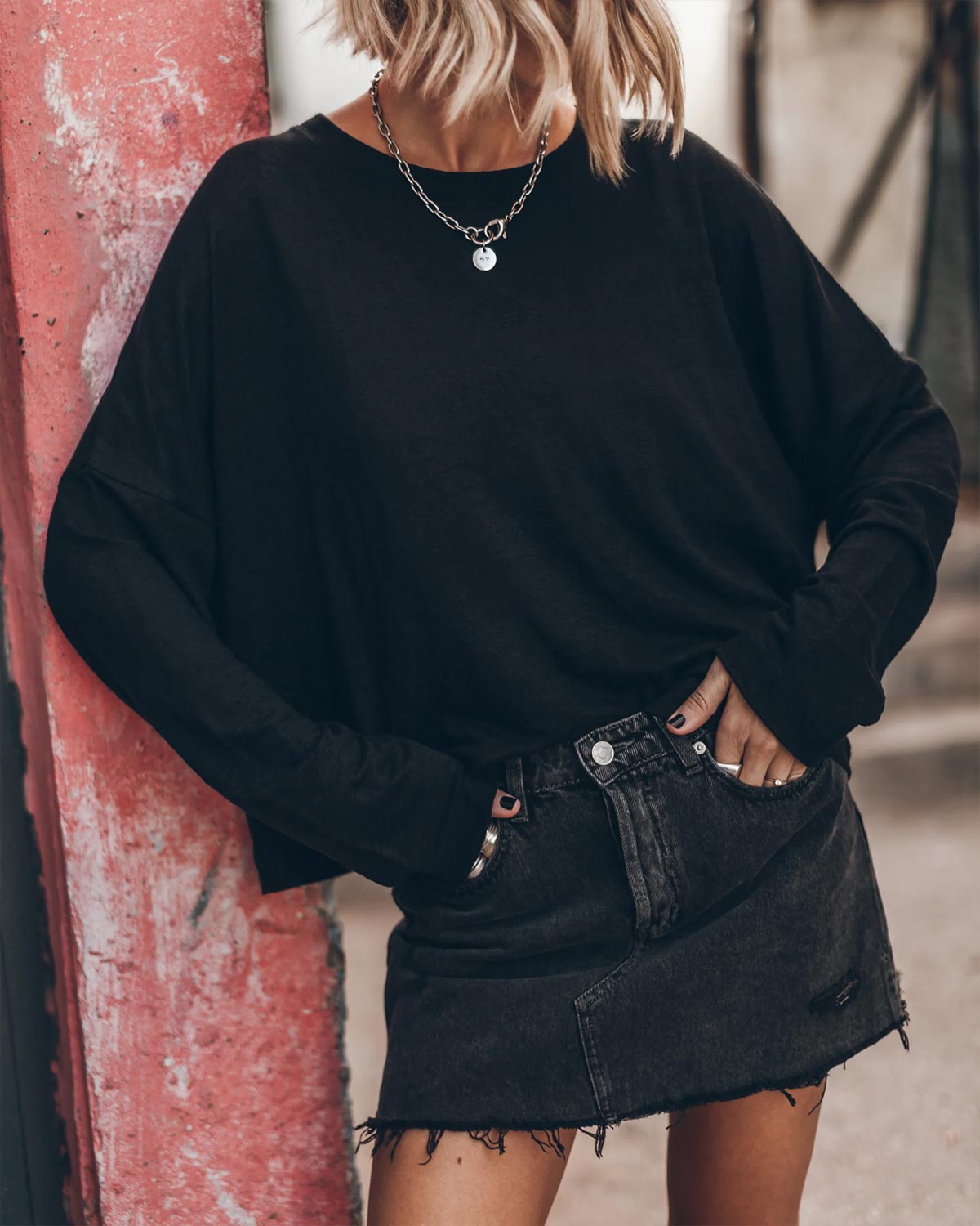 Minu Jupe en jean Mikuta en denim noir. Vue face porté avec un tee-shirt manches longues oversize. 
