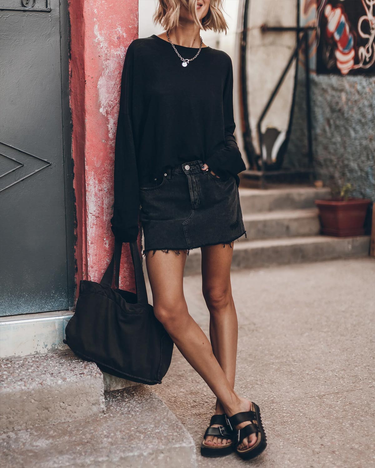 Minu Jupe en jean Mikuta en denim noir. Vue face porté avec un tee-shirt manches longues oversize. 