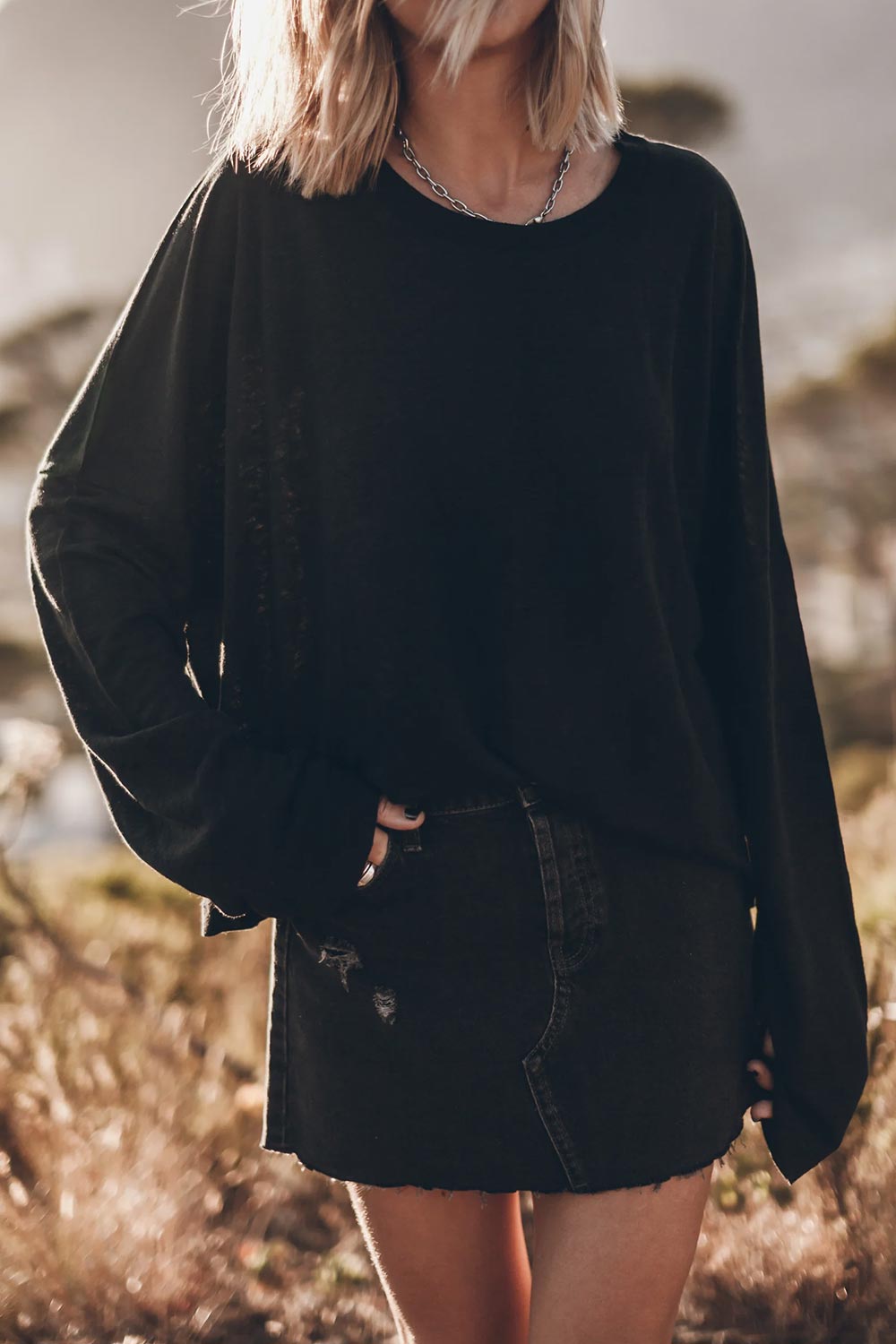 Minu Jupe en jean Mikuta en denim noir. Vue face porté avec un tee-shirt manches longues oversize. 
