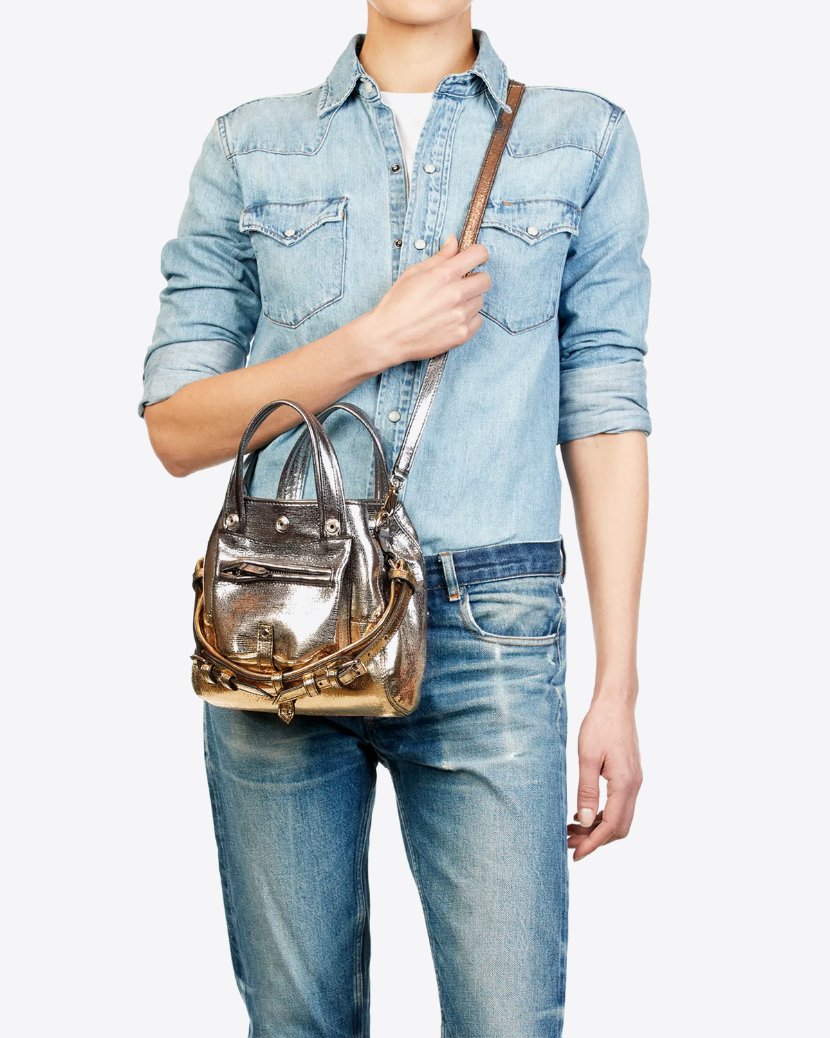 Mini-sac forme cabas Billy Nano en cuir de chèvre lamé dégradé or Jérôme Dreyfuss. Porté Crossover.