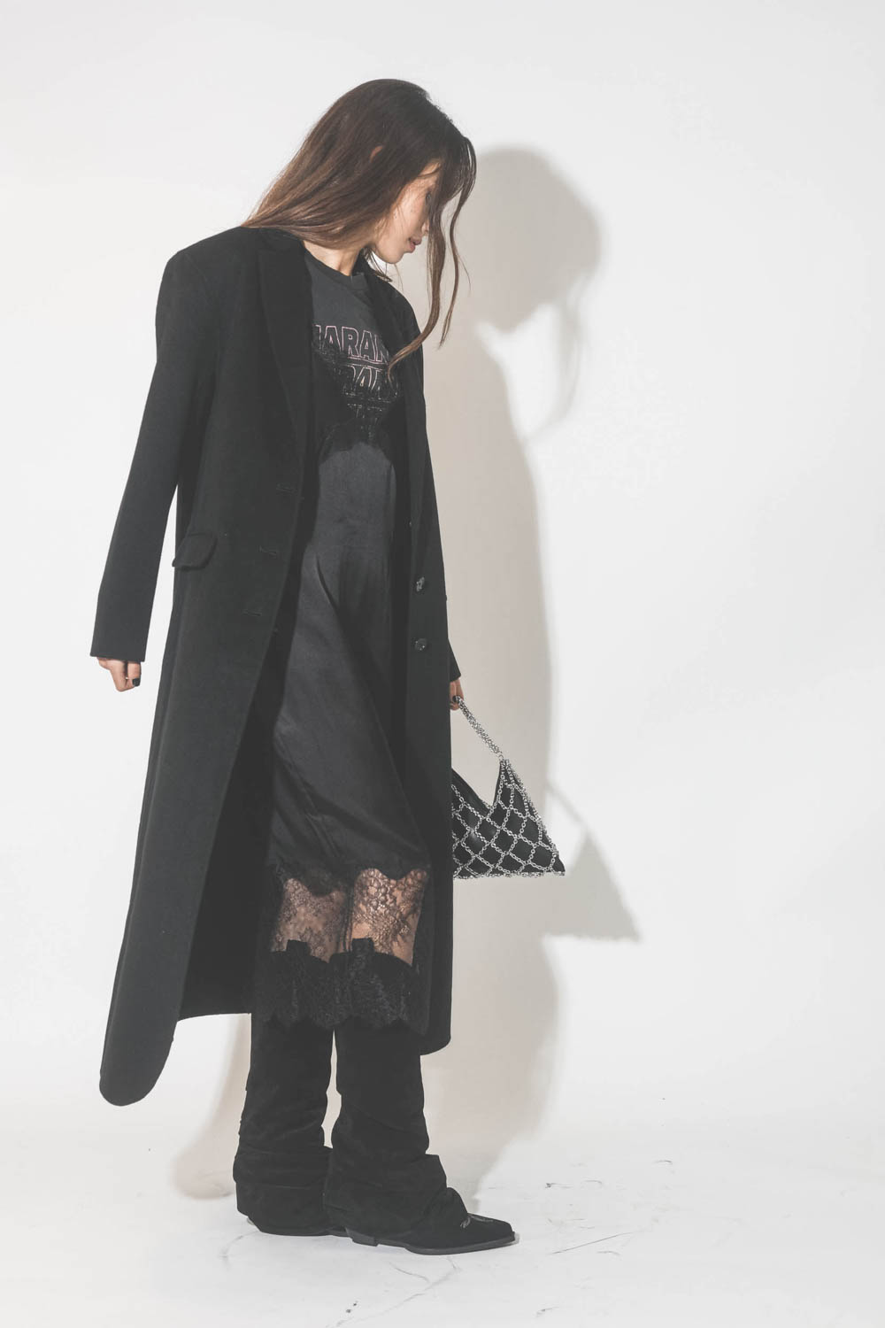 Mini-sac en cuir noir avec chaine Gaia Anine Bing. Porté avec une robe en soie et dentelle noire.