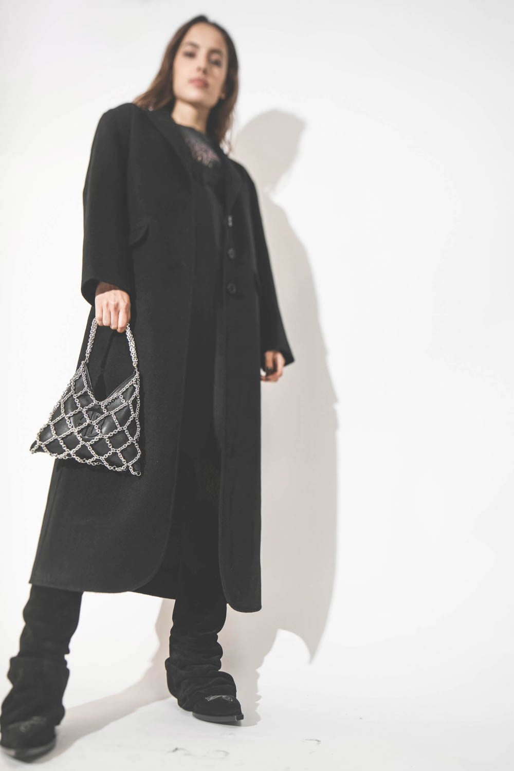 Mini-sac en cuir noir avec chaine Gaia Anine Bing. Porté de face.