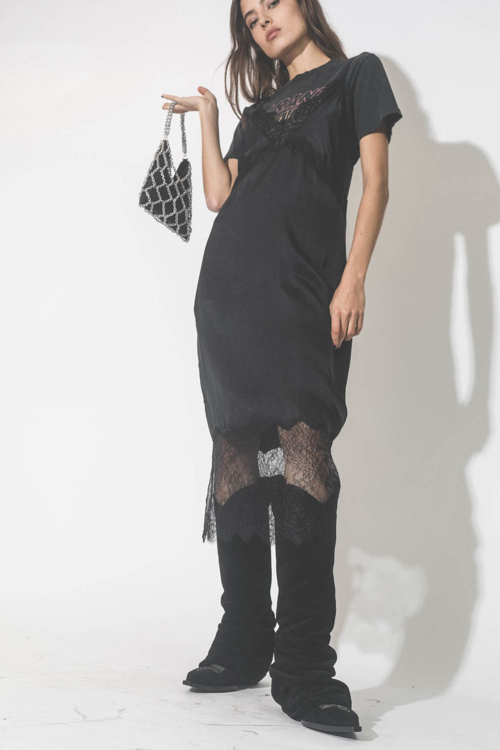 Mini-sac en cuir noir avec chaine Gaia Anine Bing. Porté main.