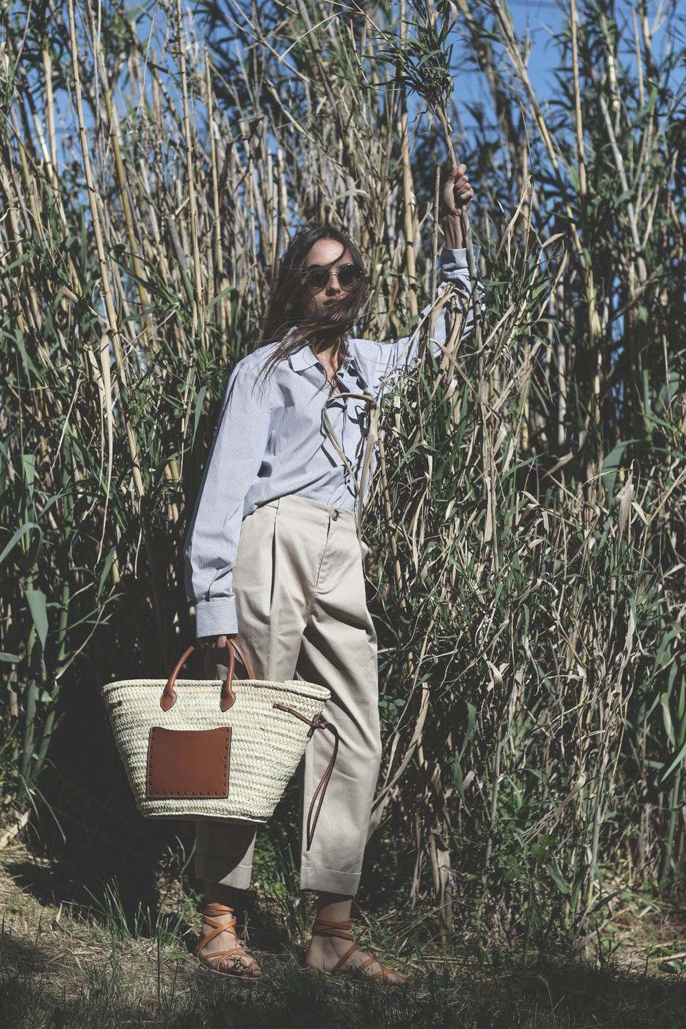 Cabas en osier et cuir naturel cognac Cadix Isabel Marant. Porté avec des sandales en cuir naturel. 