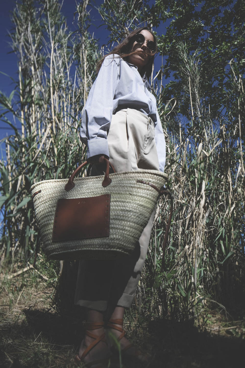 Panier en osier et cuir naturel cognac Cadix Isabel Marant. Porté main.