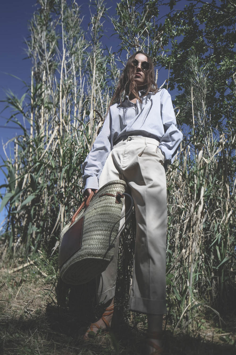 Cabas en osier et cuir naturel cognac Cadix Isabel Marant. Porté profil.  
