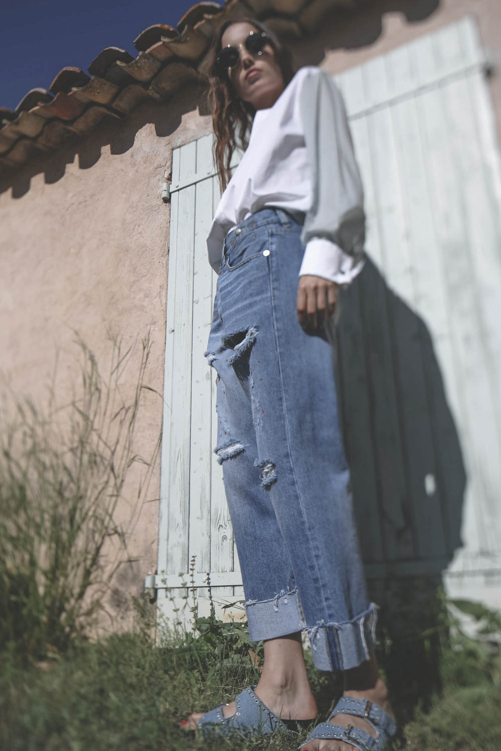 Sandales cloutées en jean bleu ciel Lennyo Isabel Marant. Porté profil.