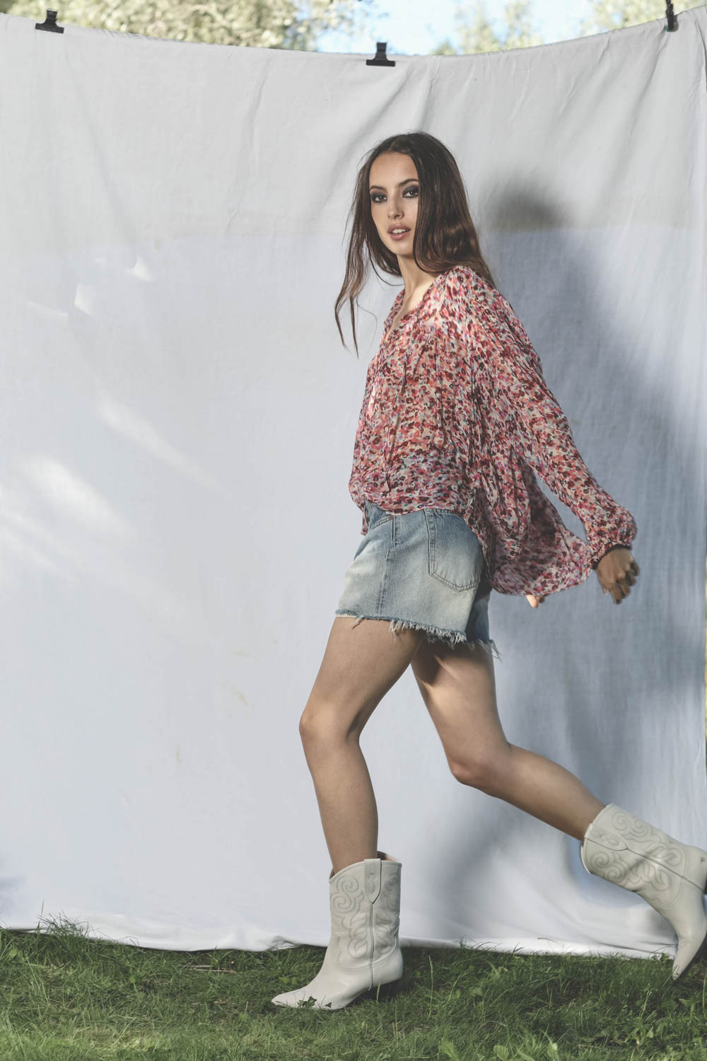 Blouse en viscose imprimée fleurs rose Daytonea Isabel Marant Etoile. Porté profil.