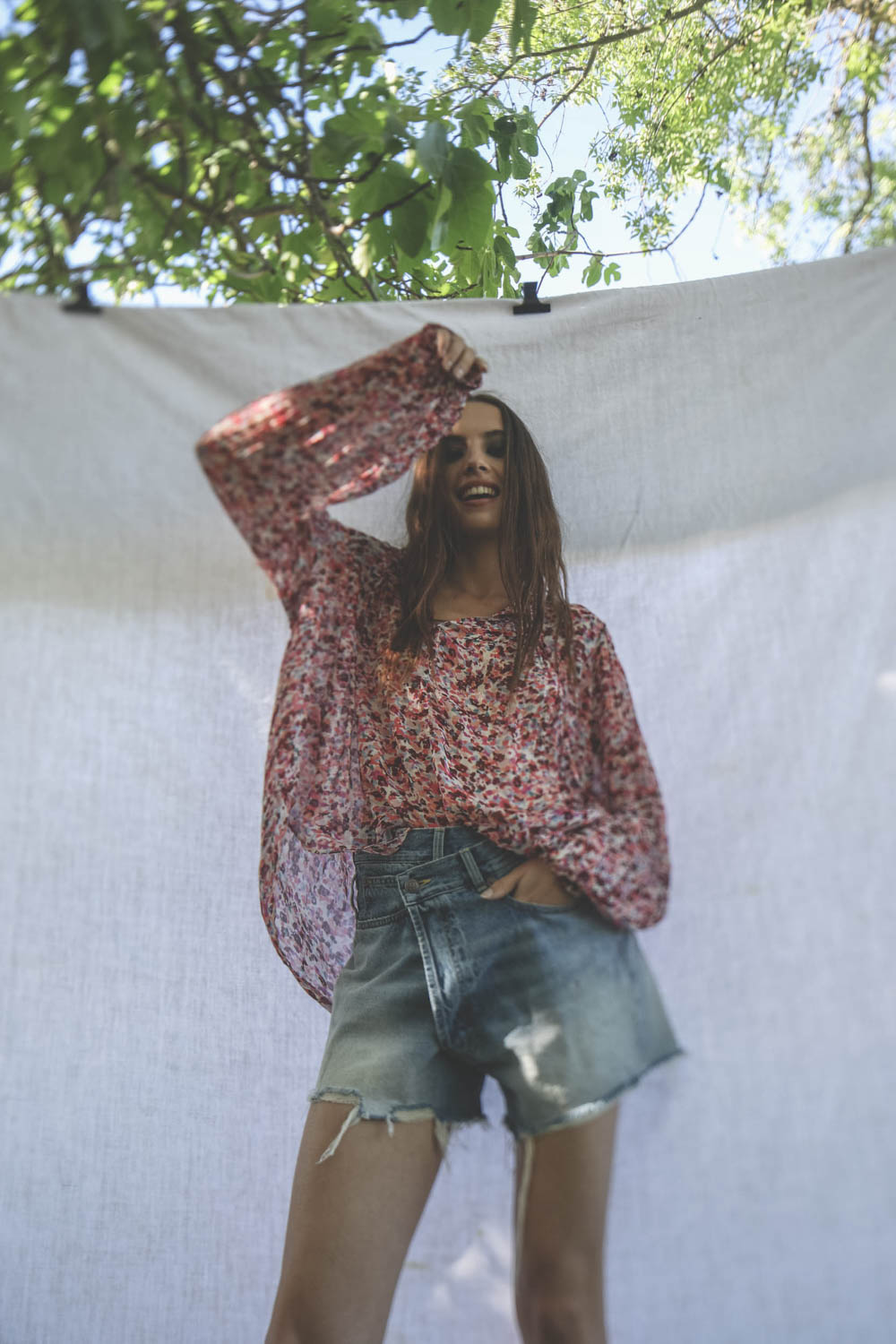 Blouse en viscose imprimée fleurs rose Daytonea Isabel Marant Etoile. Porté avec un short en jean crossover. 