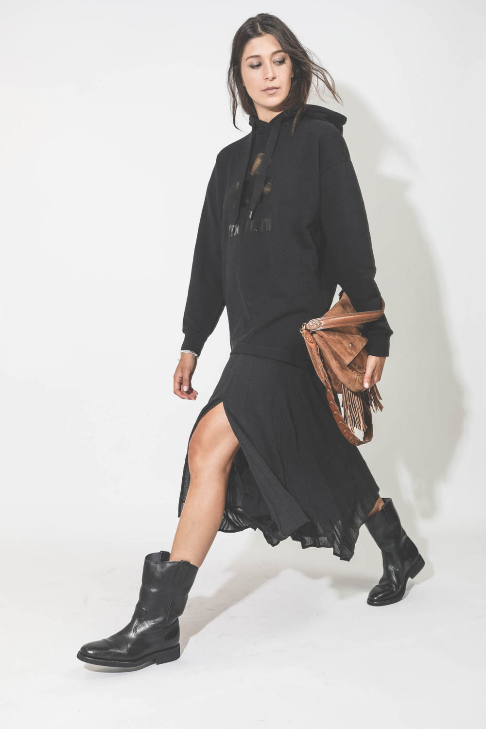 Jupe longue fendue en coton noir Aline Marant Etoile. Porté avec des boots de biker.
