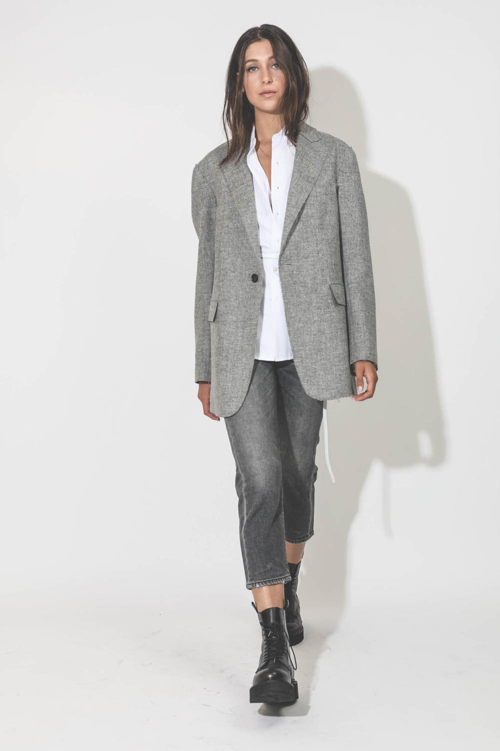 Veste en flanelle grise bord franc R13. Porté de face.