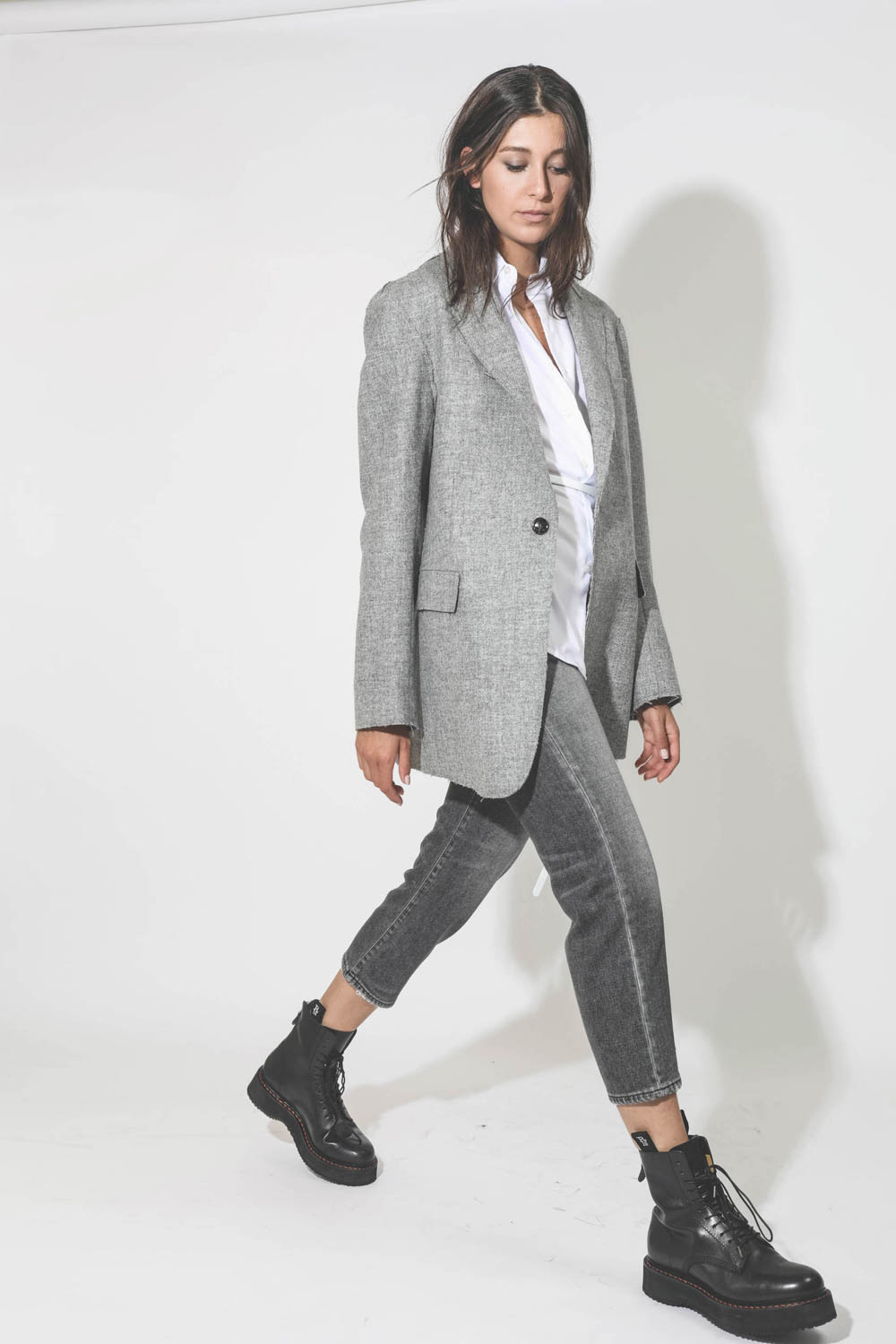 Blazer en flanelle grise bord franc R13. Porté de profil.