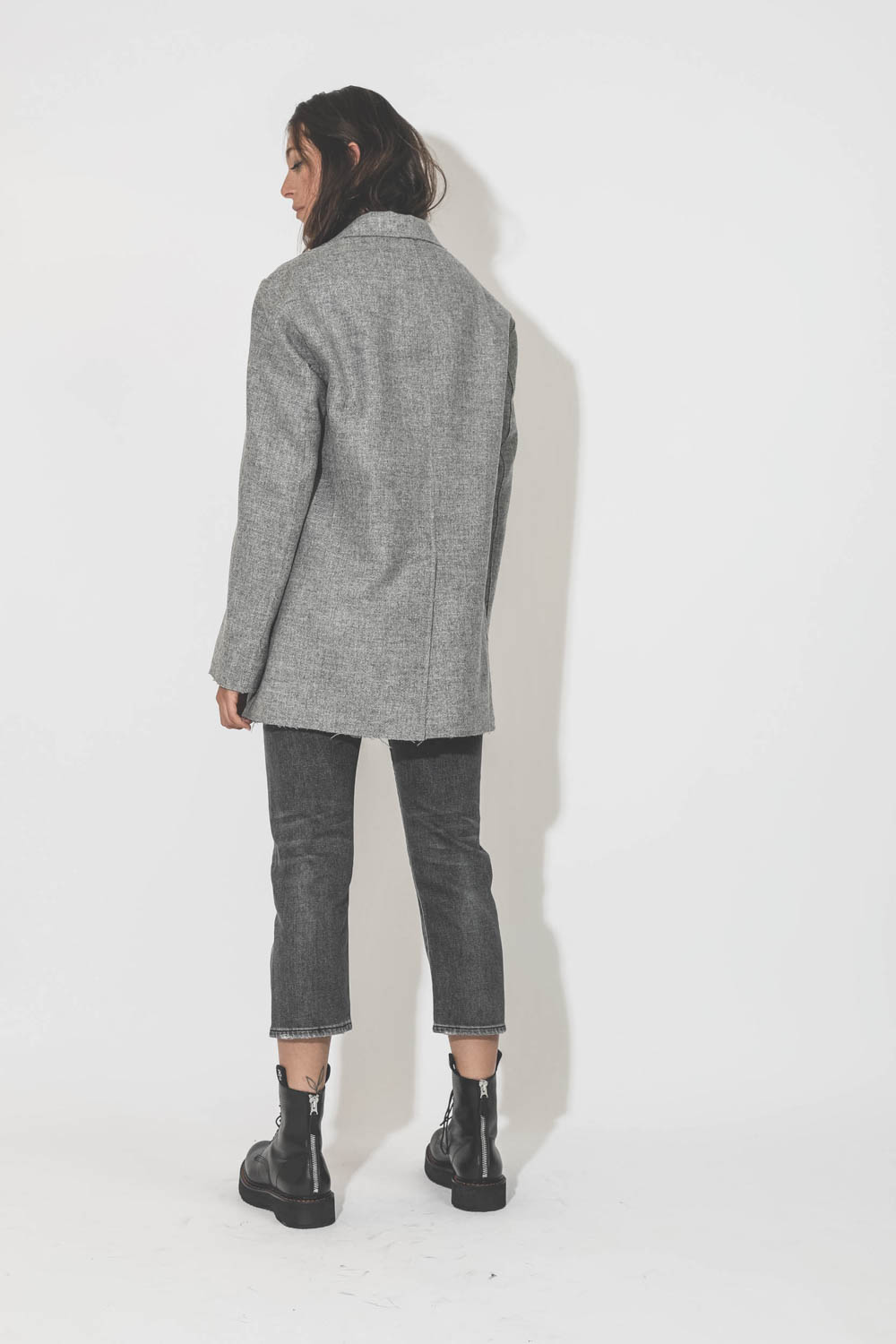 Blazer en flanelle grise bord franc R13. Porté de dos.
