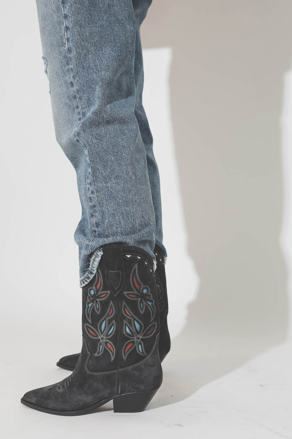 Bottes Santiag en cuir suédé noir délavé broderies Duerto Isabel Marant. Porté avec un jean Boyfriend. 