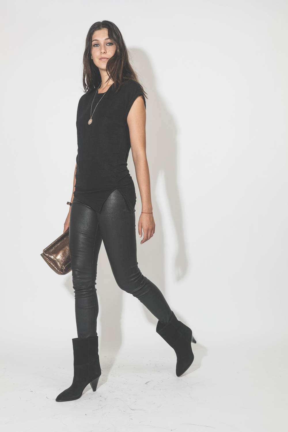 Boots à talons en cuir suédé noir Rouxa Isabel Marant. Porté de profil.