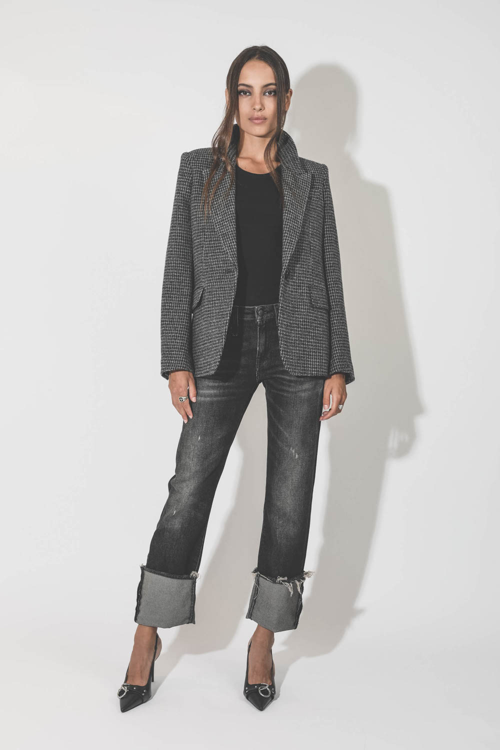 Jean taille basse longues jambes droites Tobi Slim délavage noir délavé Abbey black r13 Denim. Porté avec un large revers. 