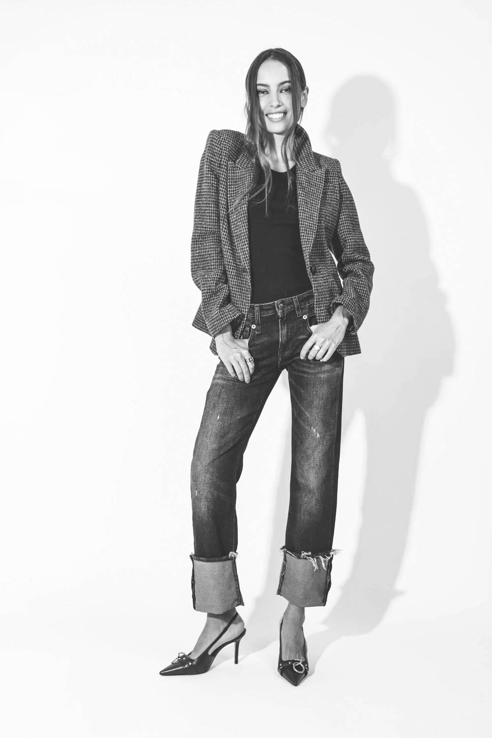 Veste cintrée en laine pied de poule noire et grise  Kerstin Marant Etoile. Porté avec un jean court à large revers.