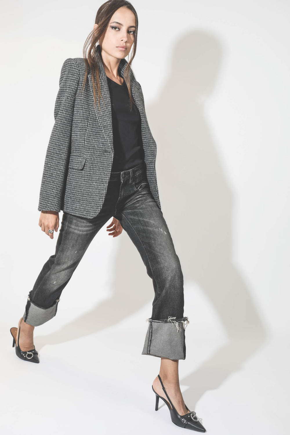 Veste cintrée en laine pied de poule noire et grise  Kerstin Marant Etoile. Porté de profil.