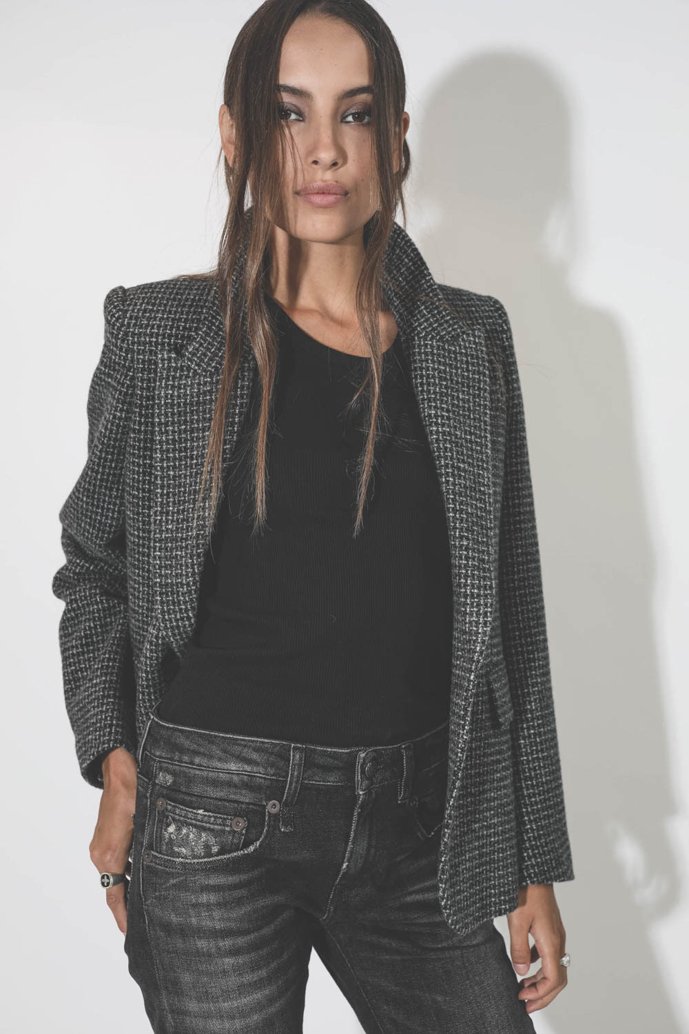 Veste cintrée en laine pied de poule noire et grise  Kerstin Marant Etoile. Détail col relevé. 