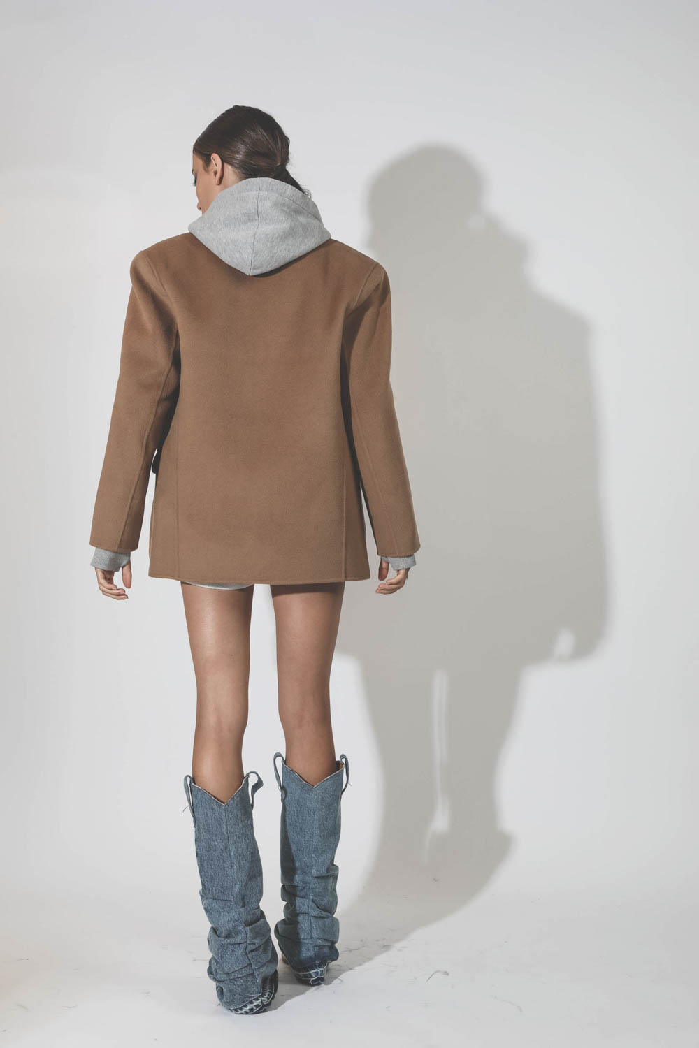 Veste en laine et cachemire camel Quinn Anine Bing. Porté avec un sweat-shirt à capuche gris. 