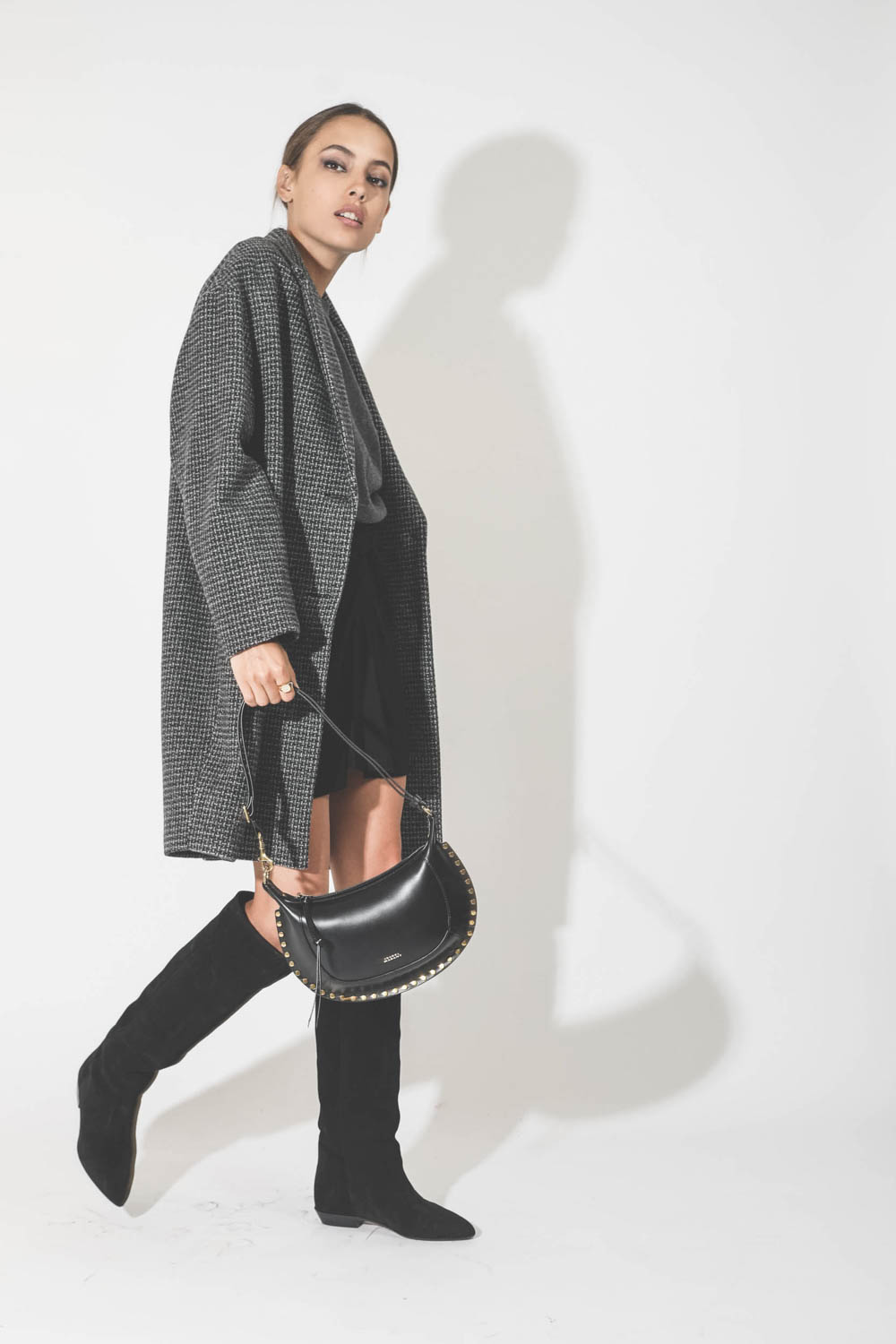 Manteau en laine pied de poule noir et gris Limiza Marant Etoile. Porté de profil.