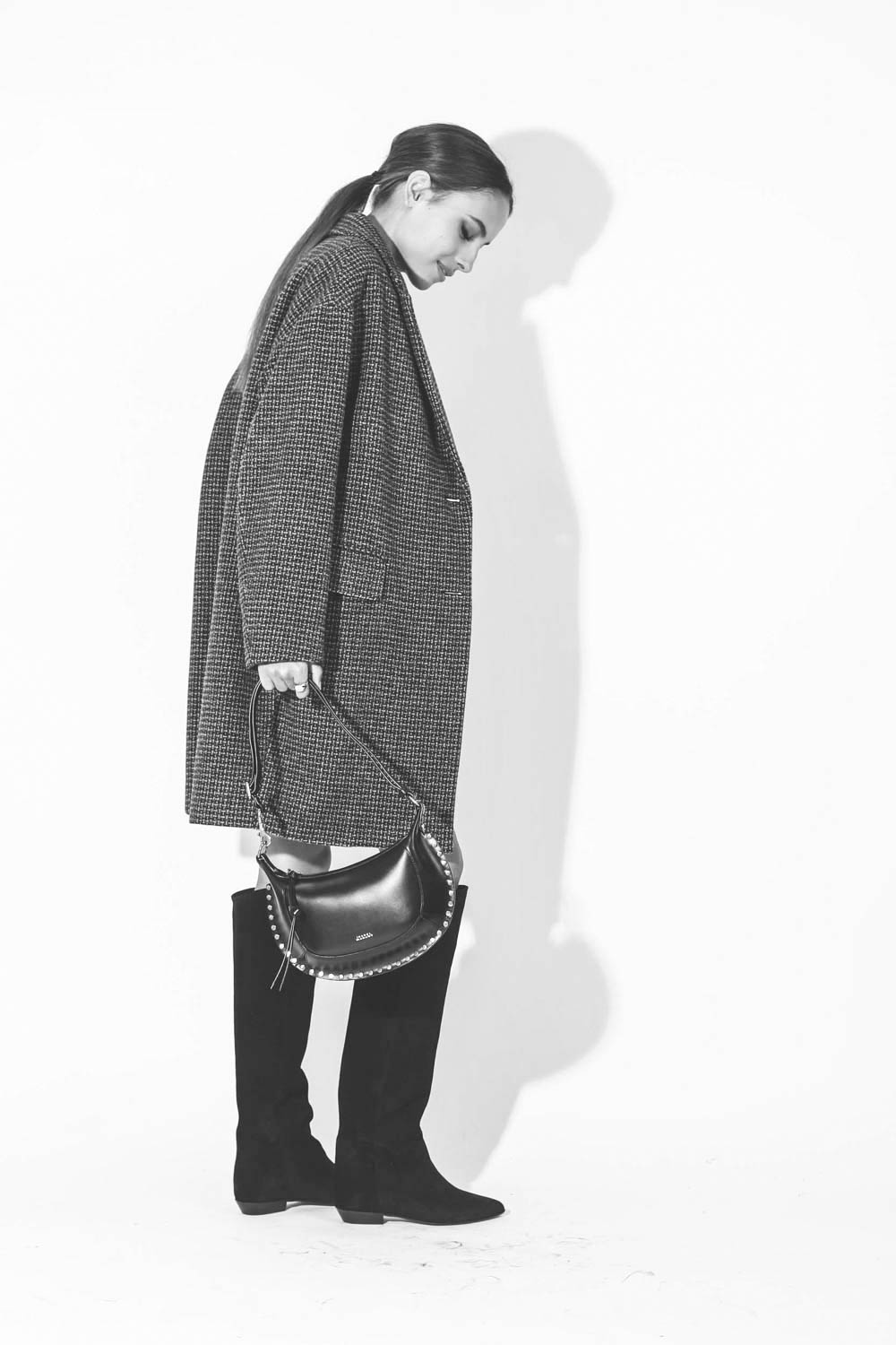 Manteau en laine pied de poule noir et gris Limiza Marant Etoile. Porté avec un sac noir clouté.