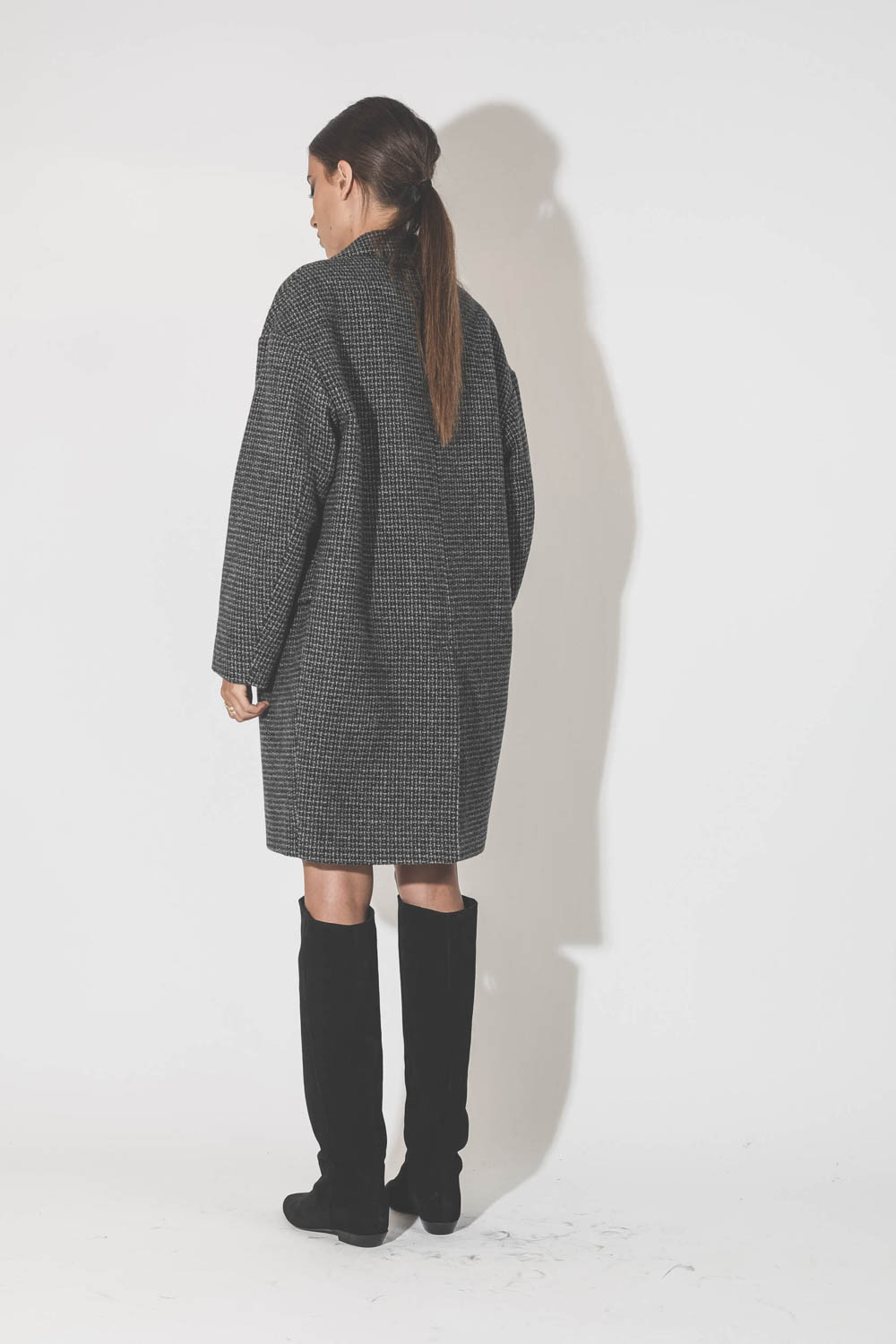 Manteau en laine pied de poule noir et gris Limiza Marant Etoile. Porté de dos.