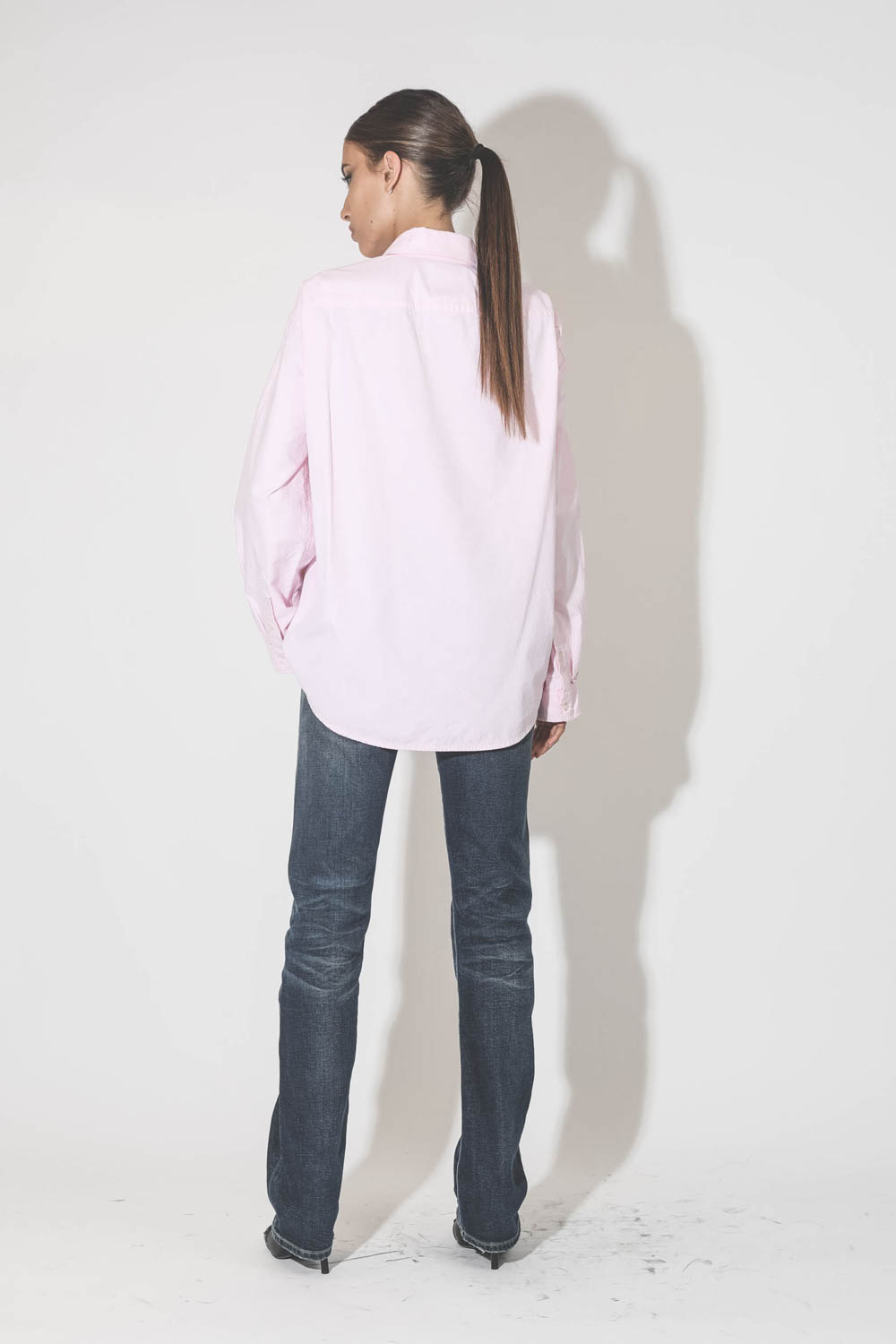 Chemise oversize en coton rose r13. Porté de dos.