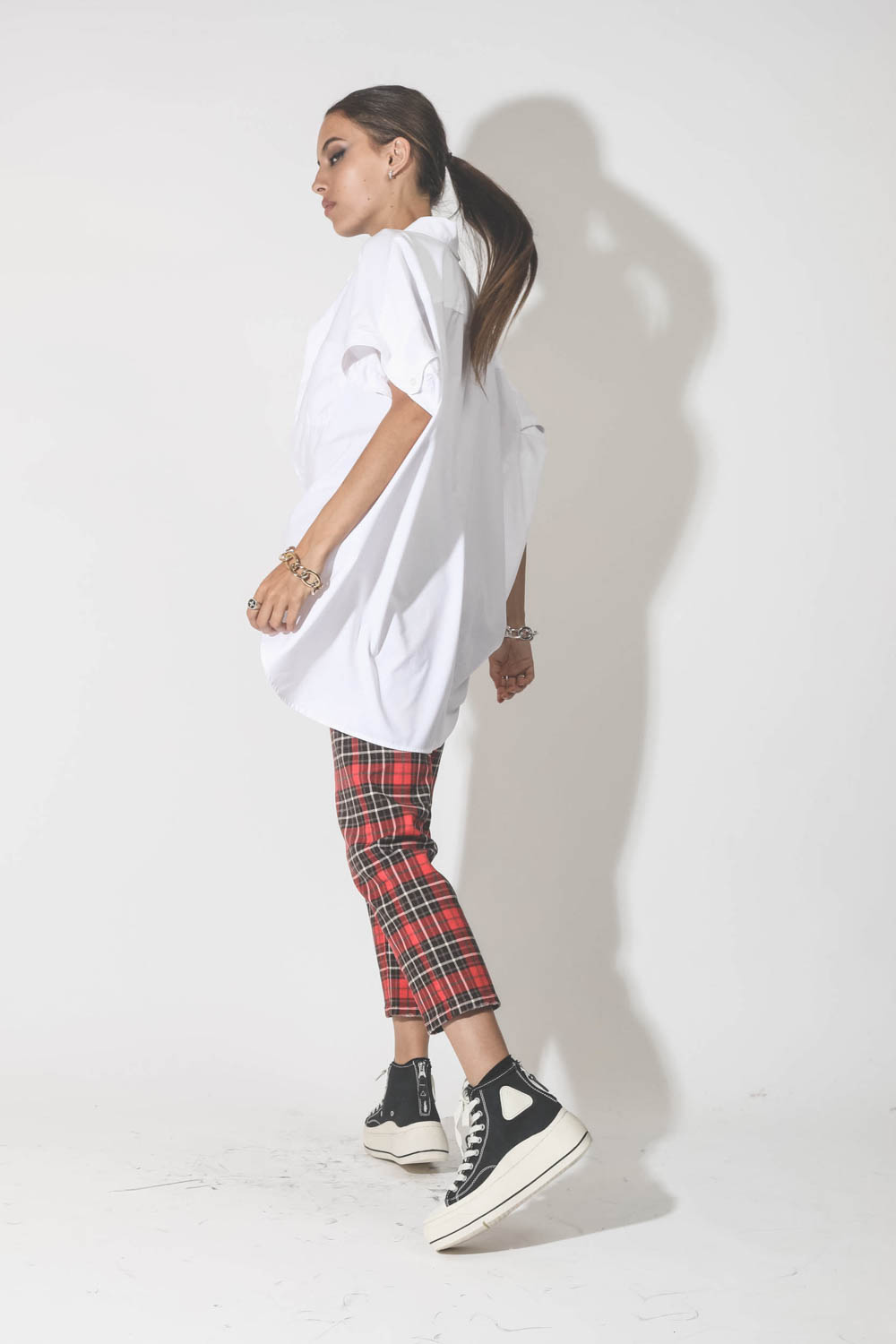 Chemise manches courtes oversize blanche r13. Porté avec un pantalon à carreaux rouge.