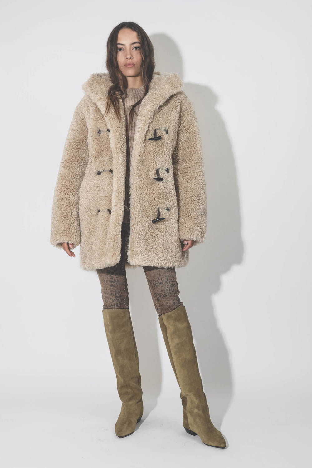 Manteau 3/4 à capuche en fausse fourrure beige Florene Marant Etoile. Porté de face.