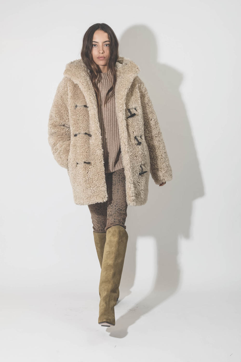 Manteau 3/4 à capuche en fausse fourrure beige Florene Marant Etoile. Porté de face ouvert.