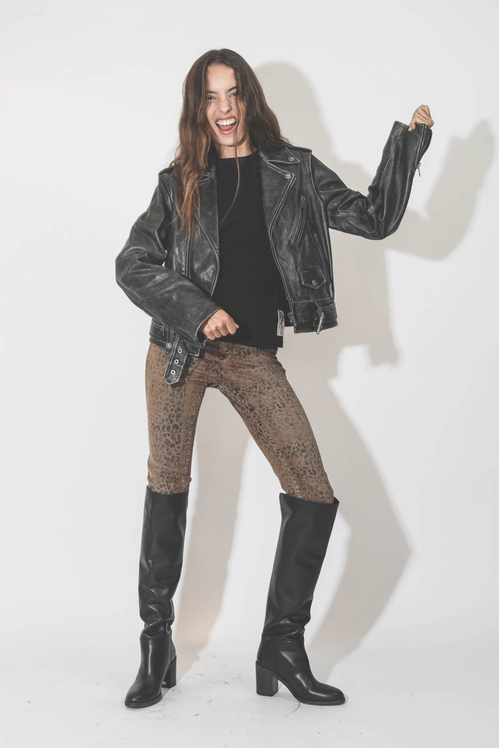 Perfecto en cuir vieilli noir Golden Goose. Porté avec des bottes hautes en cuir noir. 