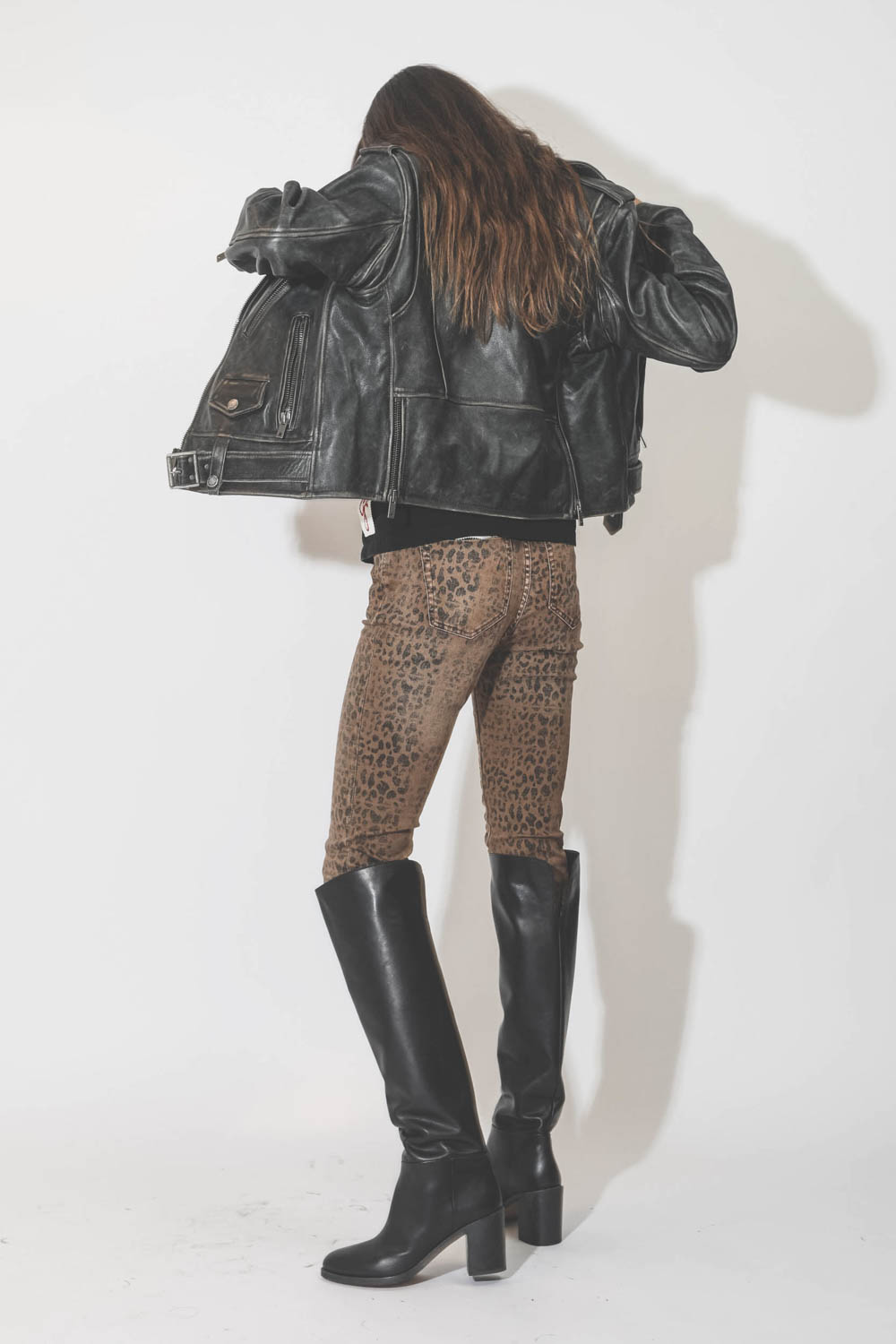 Perfecto en cuir vieilli noir Golden Goose. Porté.