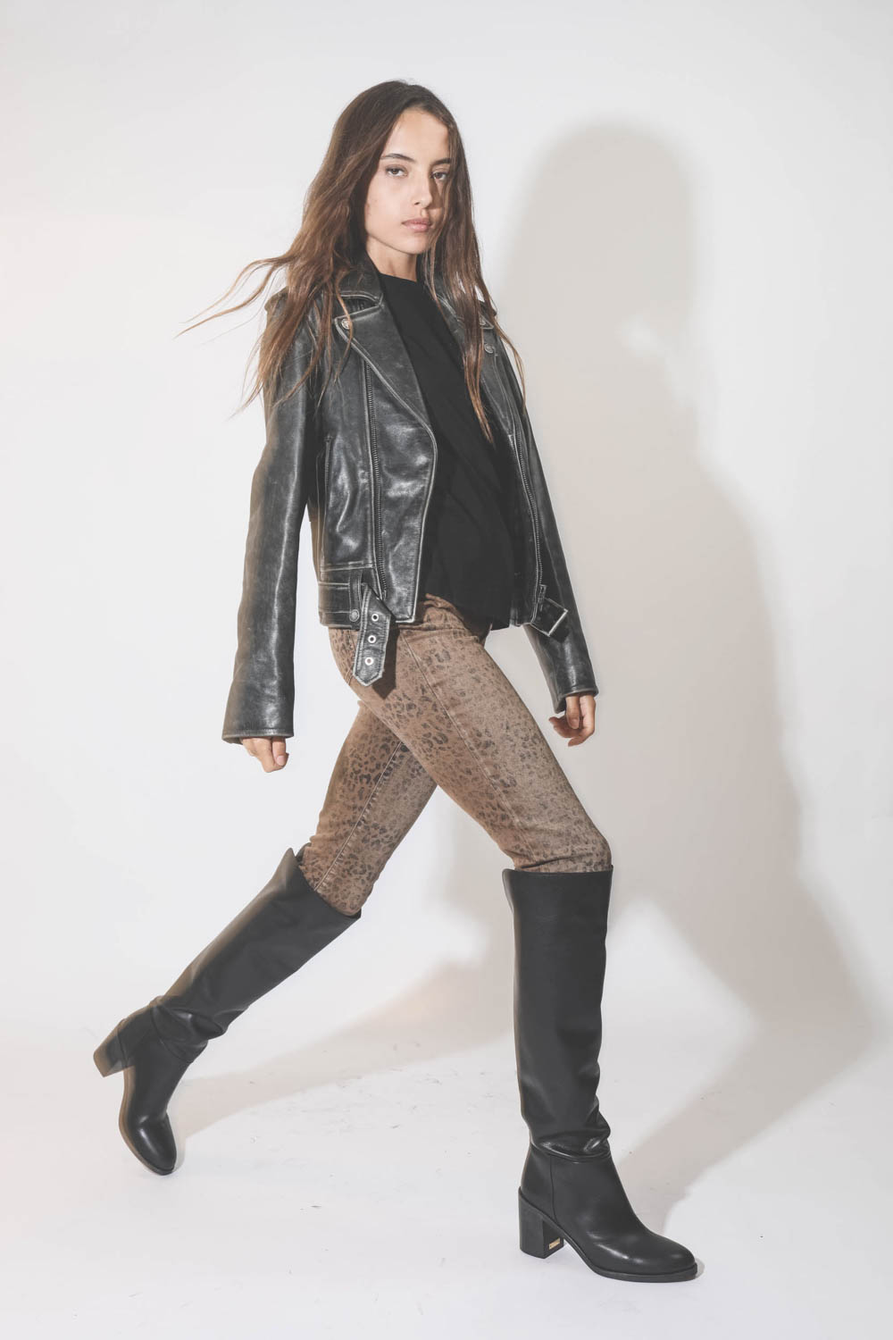 Perfecto en cuir vieilli noir Golden Goose. Porté avec un tee-shirt noir.