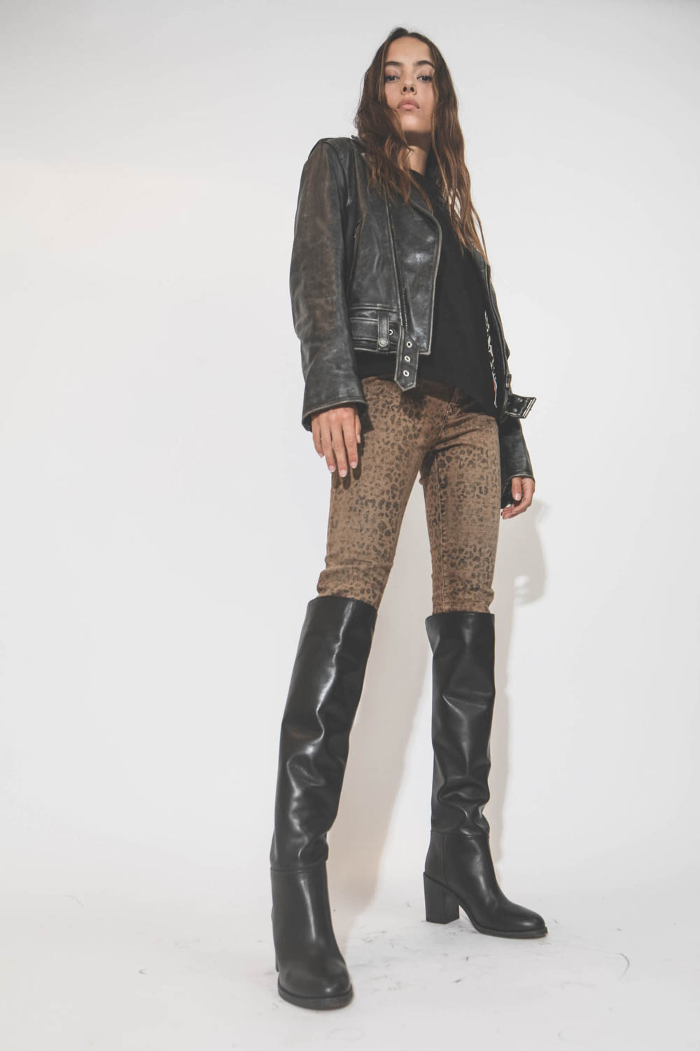 Perfecto en cuir vieilli noir Golden Goose. Porté avec des bottes. 