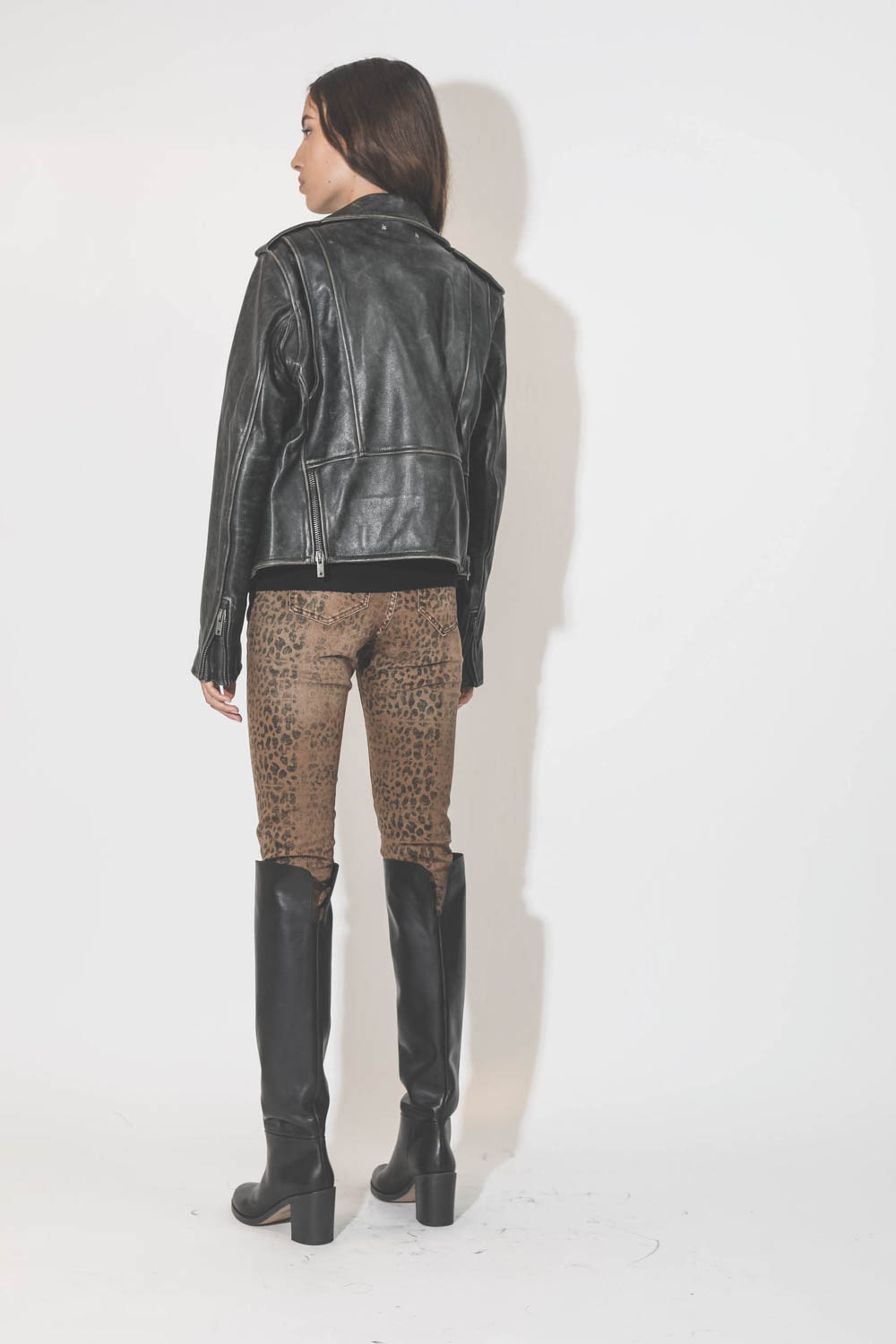 Perfecto en cuir vieilli noir Golden Goose. Porté de dos.