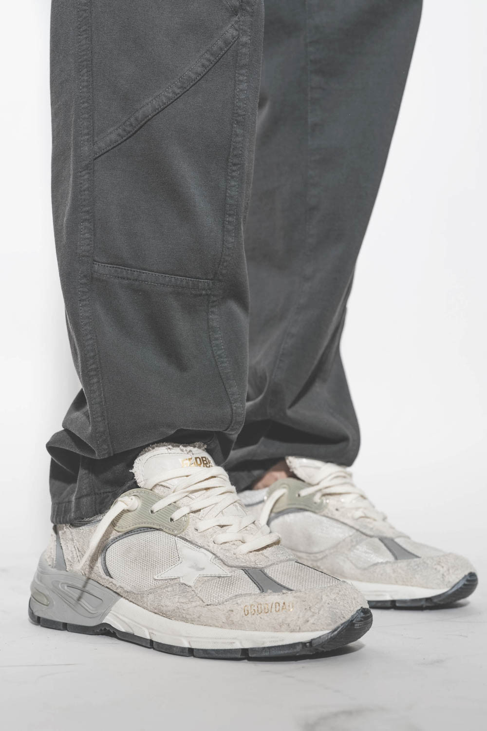 Pantalon de jogging en jersey de coton noir Regina Marant Etoile. Détail du bas de jogging et des surpiqures  ton sur ton sur les jambes.