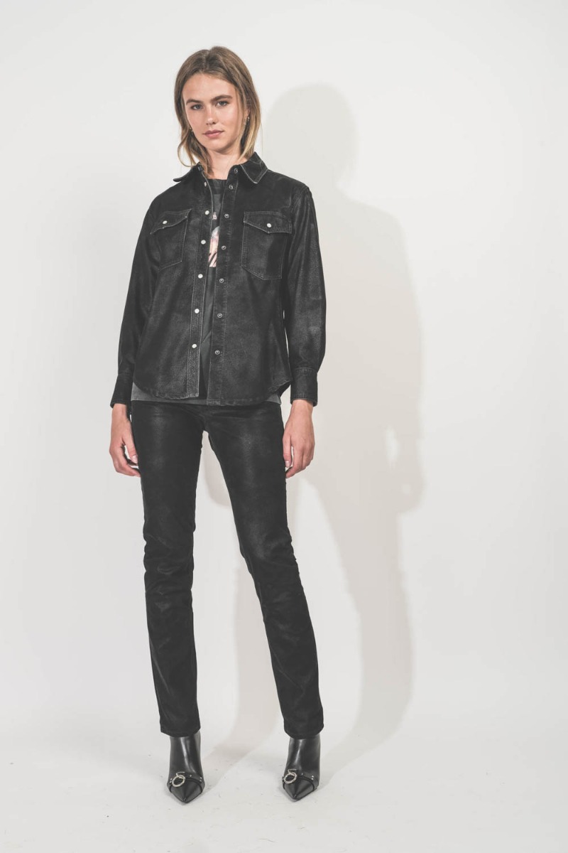 Pantalon Kelsie Isabel Marant Etoile en faux cuir noir. Porté de face.