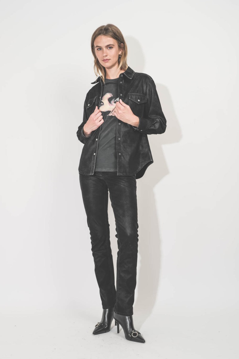 Pantalon Kelsie Isabel Marant Etoile en faux cuir noir. Porté de face avec une chemise coordonnée.