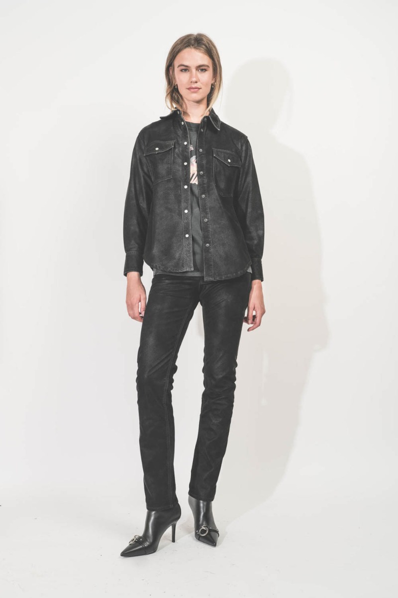 Pantalon Kelsie Isabel Marant Etoile en faux cuir noir. Porté de face en total look noir.