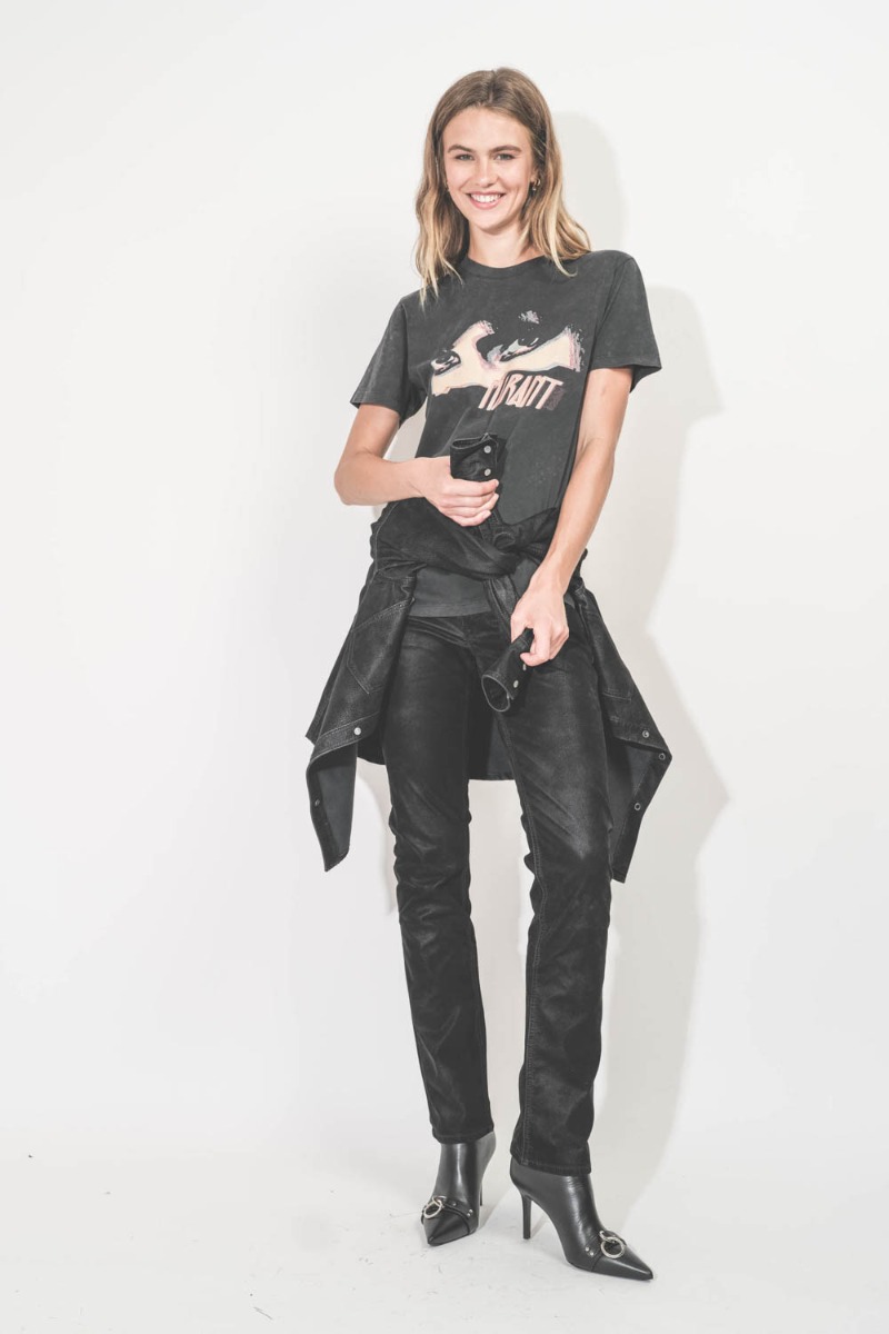 Pantalon Kelsie Isabel Marant Etoile en faux cuir noir. Porté de face avec un tee-shirt manches courtes noir. 