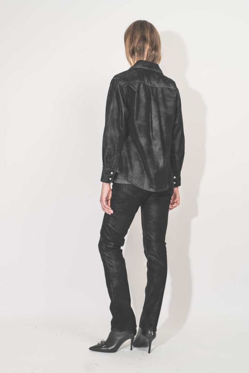 Pantalon Kelsie Isabel Marant Etoile en faux cuir noir. Porté de dos.