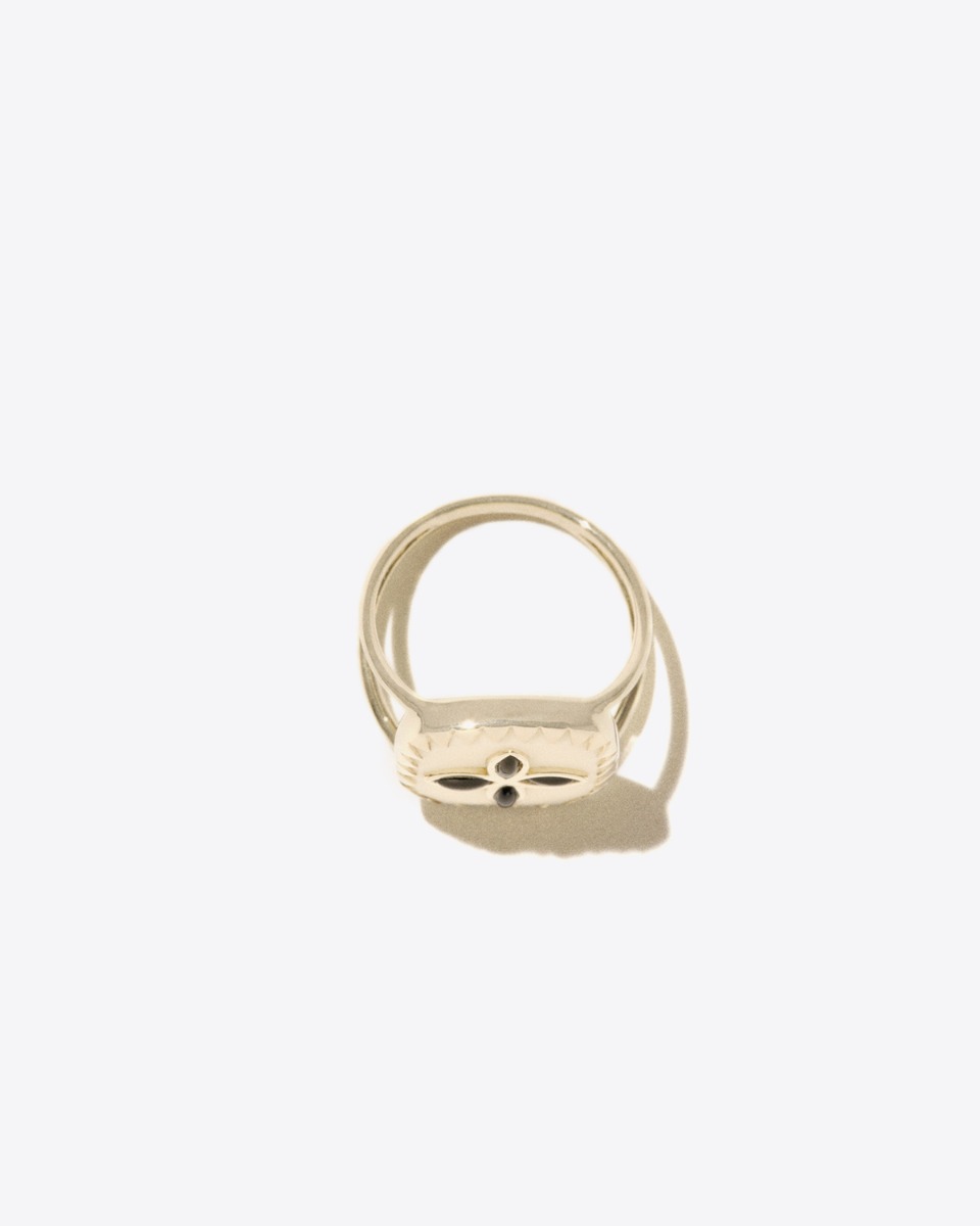 Bague Bowie N°2 Pascale Monvoisin en or jaune 9 carats, résine blanche et onyx noir. Vue de profil.