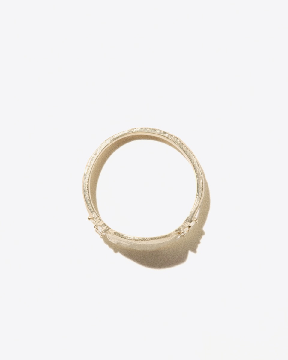 Bague Gaby N°2  Pascale Monvoisin en or jaune 9 carats et diamants. Vue de profil.