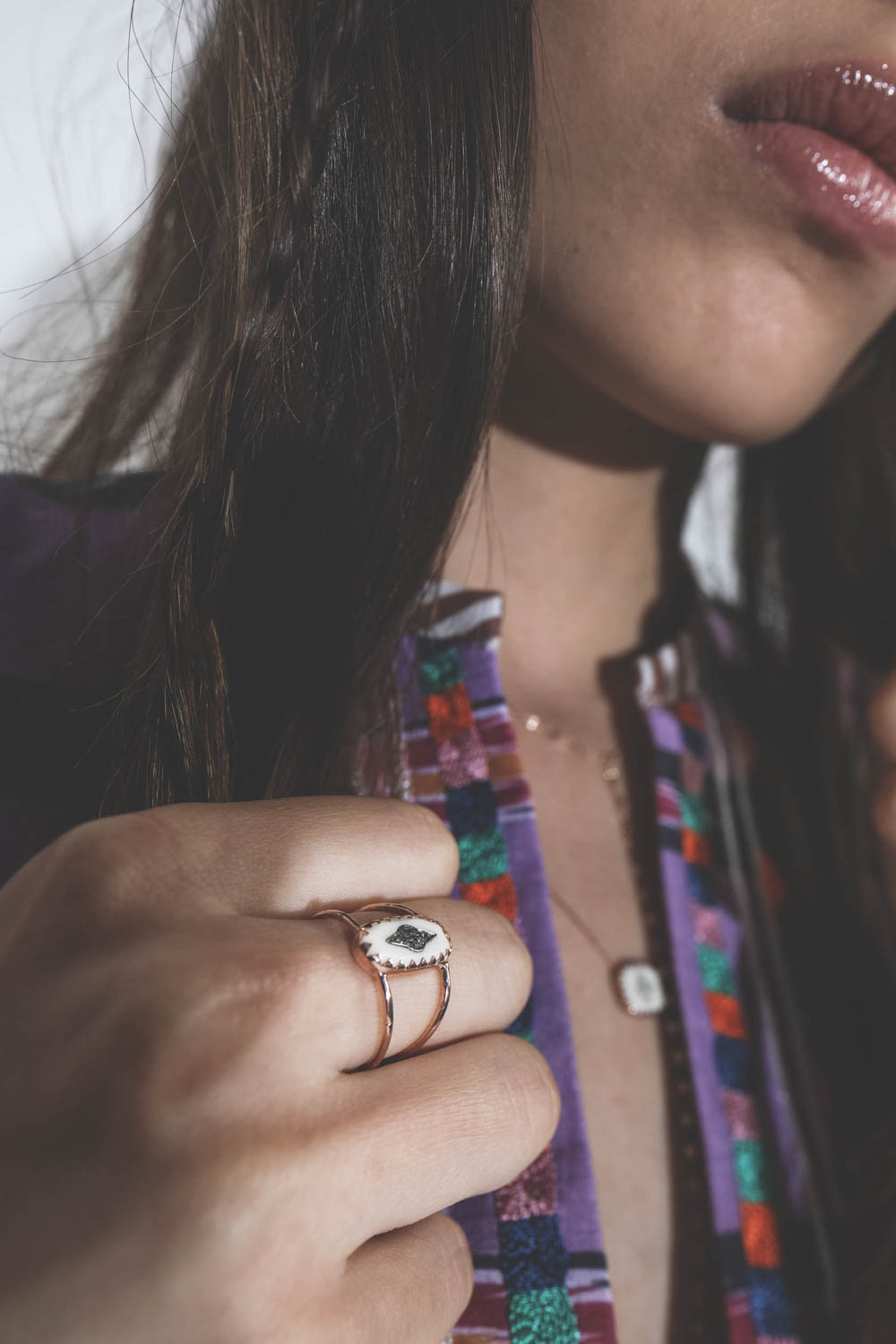 Bague en résine blanche pavée de diamants Mahé Pascale Monvoisin. Portée au majeur.