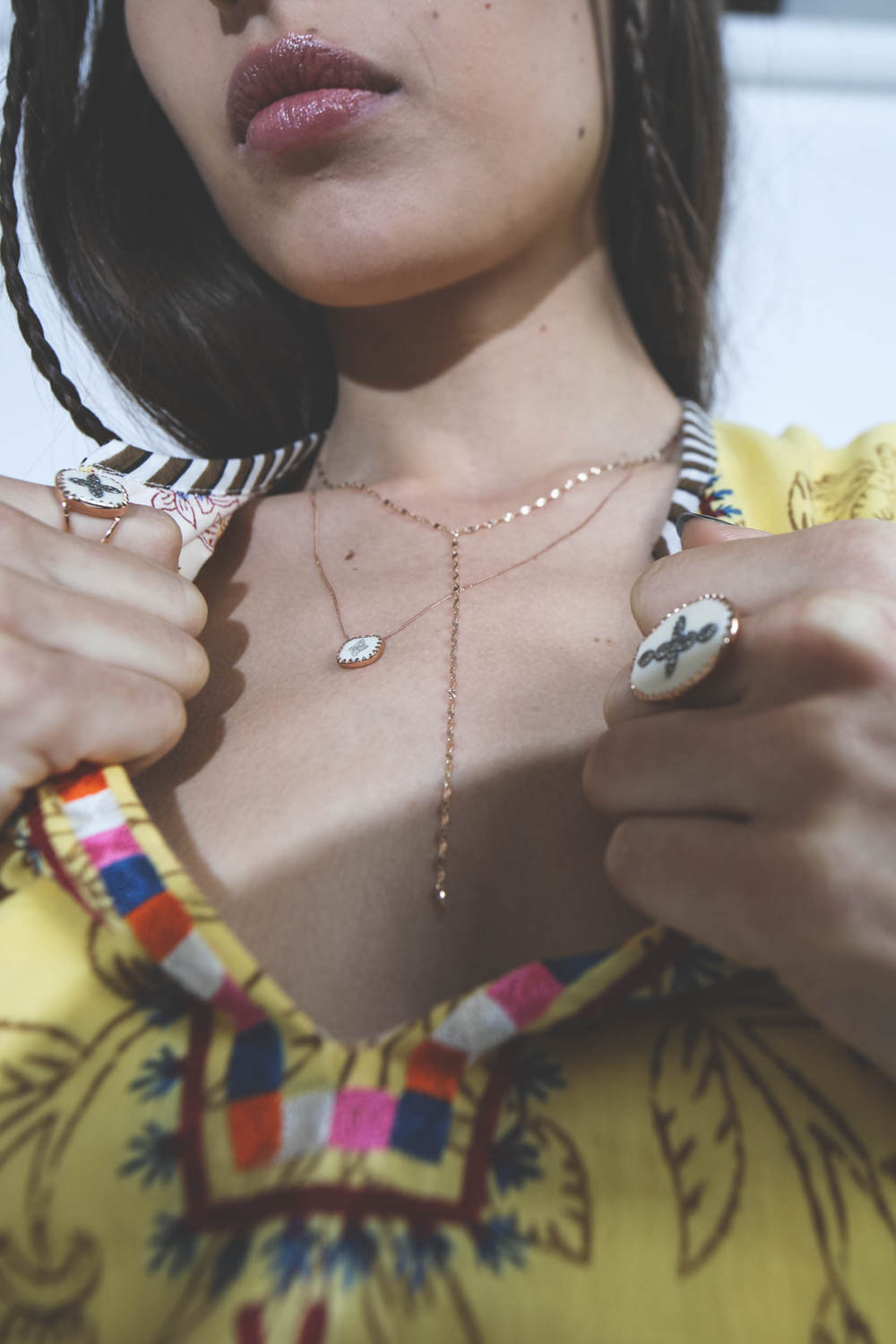 Collier Pierrot N°2 en résine blanche or rose et diamants Pascale Monvoisin. Porté en accumulation avec la chaine Comporta Pascale Monvoisin. Bagues Bowie N°2 et N°3 en résine blanche assorties.