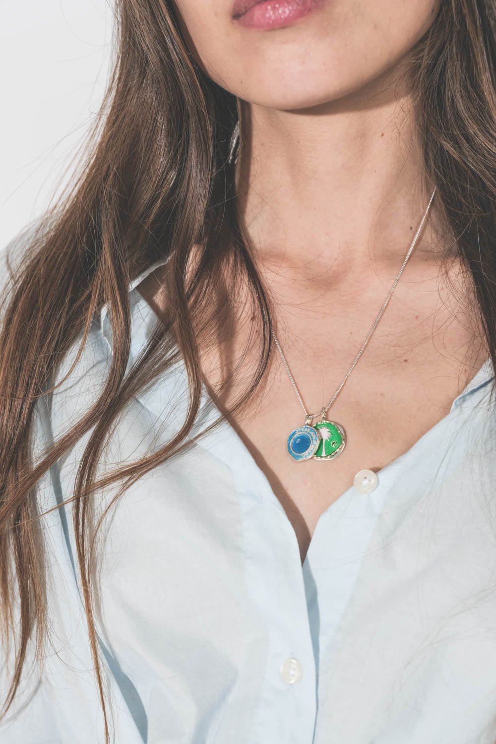 Pendentif Faro Bijoux Pascale Monvoisin vert porté avec le pendentif Hydra bleu 
